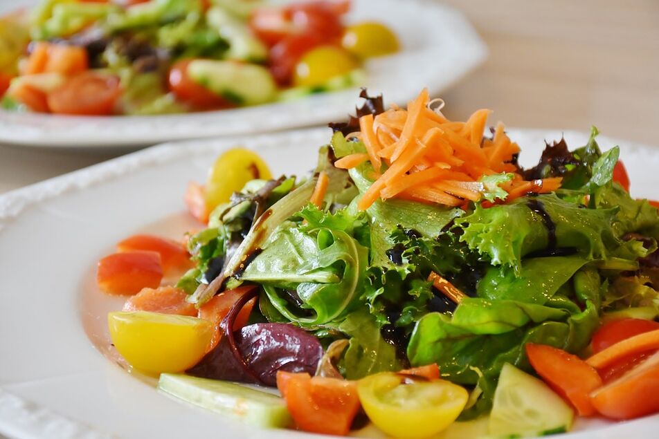 insalata di verdure con erbe per la dieta keto