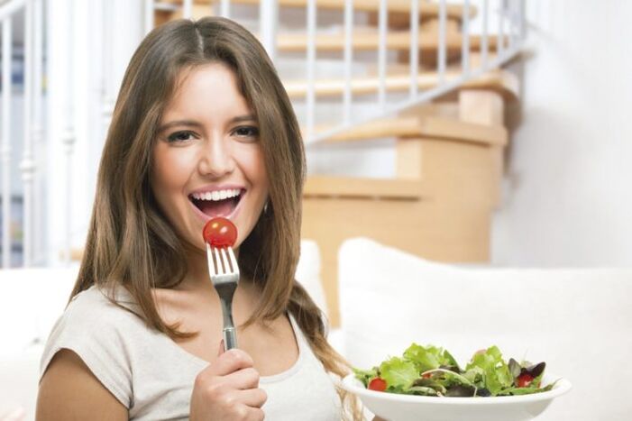 mangiare insalata di verdure su una dieta preferita
