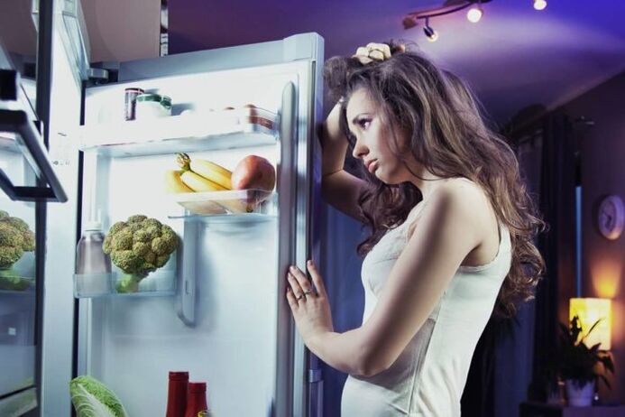 ragazza al frigorifero mentre segue la sua dieta preferita